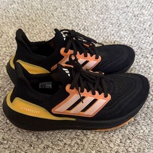 Men’s Adidas Ultraboost Black and Yellow Running Shoes Size 8.5